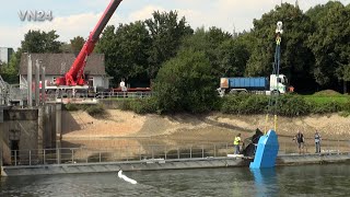 22082023  VN24  Arbeitsboot versinkt in der Ruhr  Bergung mit über 55 Meter Kranauslage [upl. by Madelena]