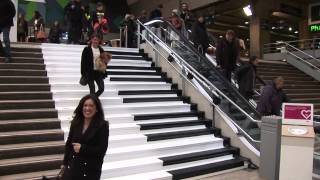 Gare Montparnasse la SNCF transforme des escaliers en piano [upl. by Tootsie]