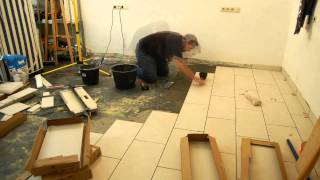 Fliesen verlegen im Zeitraffer  How to Tiling time lapse [upl. by Ahsinotna323]