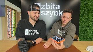 Jak zabezpieczyć iPhone 15 Pro Szkło hartowane czy folia zabezpieczająca [upl. by Nosydam]