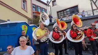 Fanfarenzug Neuhof und De Zwiebels beim Weinfest in Bernkastel  Kues 2023 mit quotSweet Carolinequot 😉 [upl. by Clawson]