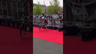 Fan favourite Lionel Sanders exits transition 220 down ⏱️IM703WC2023 IRONMANtri [upl. by Post]