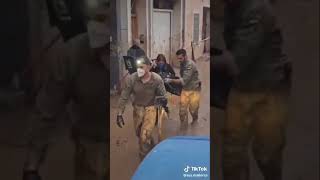 Bonito gesto de los militares ayudando a una vecina en valencia [upl. by Aralk]