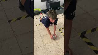 Ejercicios flexiones diamante pero con balón medicinal pequeño fútbol sala entrenamiento en casa [upl. by Aiahc]