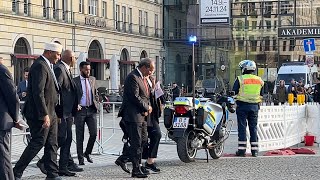 Konvoi mit der Polizei Präsident 🇸🇴Somalia Hassan Sheikh Mohamud schaut sich das BrandenburgerTor an [upl. by Uhile]