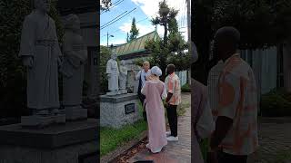 🇯🇵GifuHommage rendu à Kawabata et à son œuvre quotKagaribiquot par Yasujisan et deux touristes français [upl. by Lenoj]