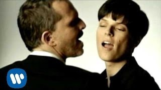 Miguel Bose  Como un lobo Dueto 2007 Video clip [upl. by Dnyletak308]