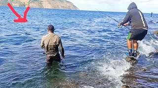 Fighting for big KahawaiFishing at Huia point Rock fishing in AUCKLANDRock fishing in New Zealand [upl. by Bixby]