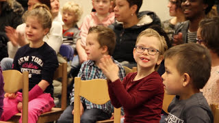 Gebarenles met Lotte amp Max op school  reportage kortere versie  5 minuten [upl. by Melania]