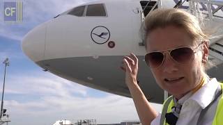 Inge und Claudia im Cockpit Mit der riesigen Lufthansa Cargo MD11F nach Asien Cockpitfilmede [upl. by Farlee]