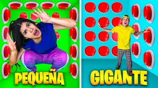 CAJA PEQUEÑA VS GIGANTE con 100 BOTONES MISTERIOSOS SOLO 1 PARA ESCAPAR [upl. by Nyar]