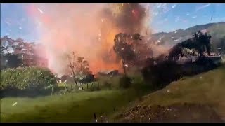 HEFTIG Vuurwerk explosie warenhuis Colombia laat cameraman vallen [upl. by Akemehc588]