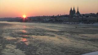 La Loire gelée  un beau spectacle pour les habitants de Blois [upl. by Assirim911]