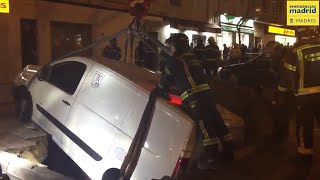 Bomberos de Madrid sacan dos vehículos atrapados en un socavón [upl. by Zima]