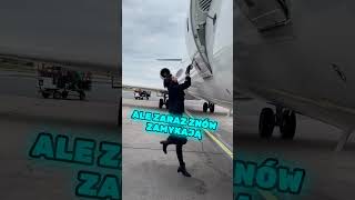 Stewardessa Zmaga się z Otworzeniem Drzwi Samolotu Jej Walka Cię Zaskoczy ✈️💪 [upl. by Tuesday655]