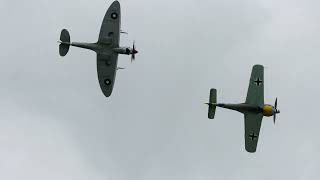 FockeWulf FW190 vs Spitfire Dogfight  Airshows Downunder Shellharbour [upl. by Schmitz401]