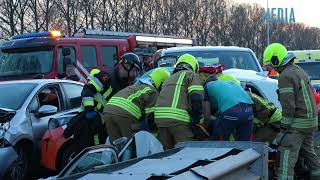 Vier gewonden na kettingbotsing A15 Spijkenisse [upl. by Lari]