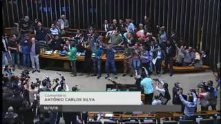 Momento em que manifestantes invadem o plenário da Câmara dos Deputados [upl. by Hamner]