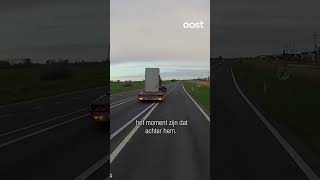 Wat gebeurt hier Vrachtwagen vol in de remmen door bizarre actie automobilist oost shorts [upl. by Cary]