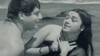 Yeh Kaun Hain Jiske  Asha Bhosle Mahendra Kapoor Aurat Song [upl. by Barnum]