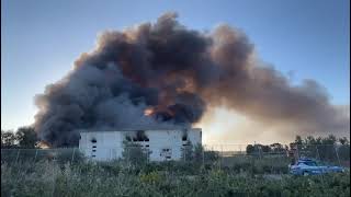 Vasto incendio in zona Bellavista a Taranto in fiamme un deposito  video 4 [upl. by Aphra125]