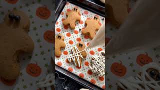 Gingerbread men but make them pumpkin spice flavored and spooky🎃🧡👻halloweentreats spookysnack [upl. by Nrol]