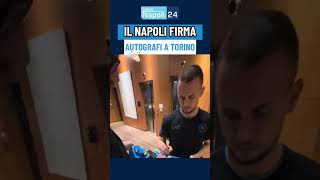 Il Napoli firma autografi in albergo a Torino 😍✍️ [upl. by Dnob979]