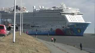 Arrival Norwegian Breakaway at the Eemshaven Netherlands on 14 March 2013 [upl. by Russell]