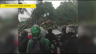 JABAR GEMPAR 10112024 DETIKDETIK BAK TORNADO SAPU KOTA CIMAHI BADAI CIMAHI JAWA BARAT [upl. by Elleira]