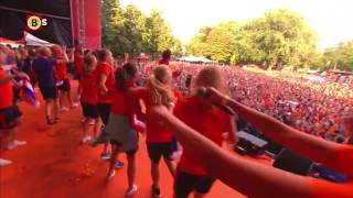 Huldiging Oranje speelsters en fans van links naar rechts [upl. by Okun]