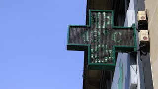 Canicule  la vigilance orange étendue à 16 départements samedi [upl. by Kondon933]