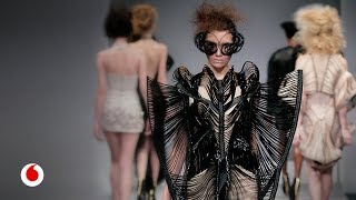 Iris Van Herpen tecnología y diseño para revolucionar la alta costura [upl. by Clapper]