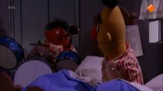 Bert en Ernie ernie speelt muziek om in slaap te vallen [upl. by Soble]