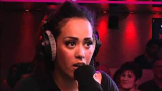 Cest quoi ce bordel   Amel Bent joue à quotPassemoi lautre conquot sur Rire amp Chansons [upl. by Marelya]