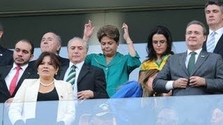 DILMA É XINGADA E VAIADA NA ABERTURA DA COPA DO MUNDO [upl. by Dnilasor]