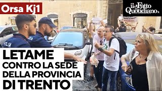 Letame contro la sede della provincia di Trento a Roma quotFugatti assassinoquot [upl. by Tinor]