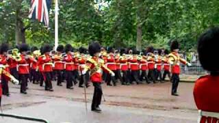 Desfile de la Guardia Real de Inglaterra hacia palacio [upl. by Zoldi297]