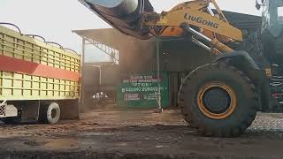 wheel loader liugong 856h loading bungkil kelapa sawit [upl. by Bisset917]