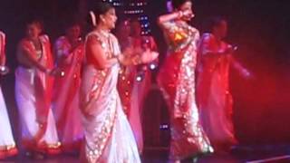 Aishwarya Rai amp Madhuri Dixit at Unforgettables Concert in New York Dola Re [upl. by Guyon]