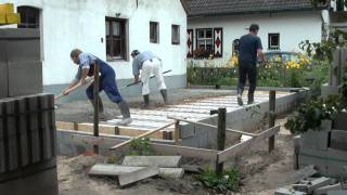 beton storten over de broodjesvloer voor de fundering aanbouw bouwval [upl. by Renny662]