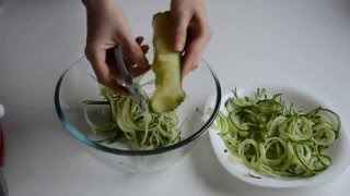 Srovnání spiralizéru a škrabky pro tenké nudličky Comparison of vegetable spiralizer and a peeler [upl. by Nutsud]