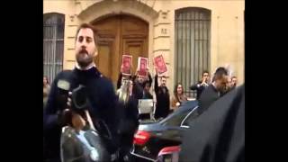 Jóvenes abuchean en París a Rajoy quot¡Cobarde ¡No vuelvas a Españaquot [upl. by Court]