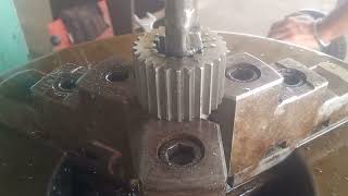 Making internal gear using slotting machine [upl. by Sinnaiy768]