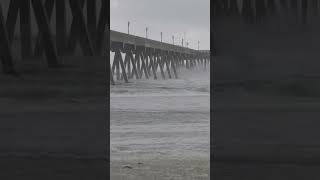 Strong winds in North Carolina pushes trash bin along the shoreline [upl. by Alison]