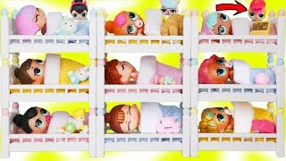 Surprise Dolls  Sisters Mix Wrong Bunk Beds and Pets in Vending Machine [upl. by Henig]