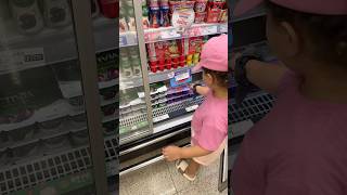 Izadora procurando iogurte de uva no supermercado criança brincadeiras izadoralima [upl. by Edee619]