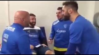 Lorenzo Tonelli gioca a morra cinese con gli schiaffi con i calciatori dellEmpoli [upl. by Amerak714]