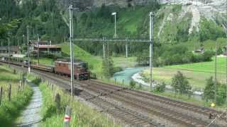 BLS Bern Lötschberg Simplon Locomotives série Re 425  ou Re 44 [upl. by Lunnete]