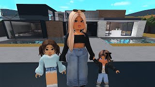 Construí Una Casa Nueva Para Mi Familia 🏠  Bloxburg Family Roleplay [upl. by Bernadine]