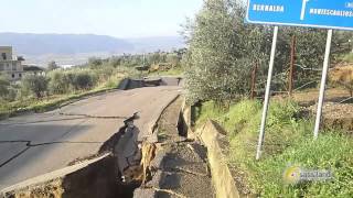 Frana a Montescaglioso  Crollo del supermercato LIDL  4 dicembre 2013 [upl. by Maer474]